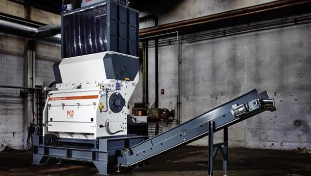 Mobile shredding unit in operation