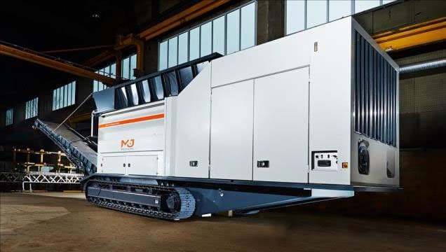 Track-mounted mobile shredder unit