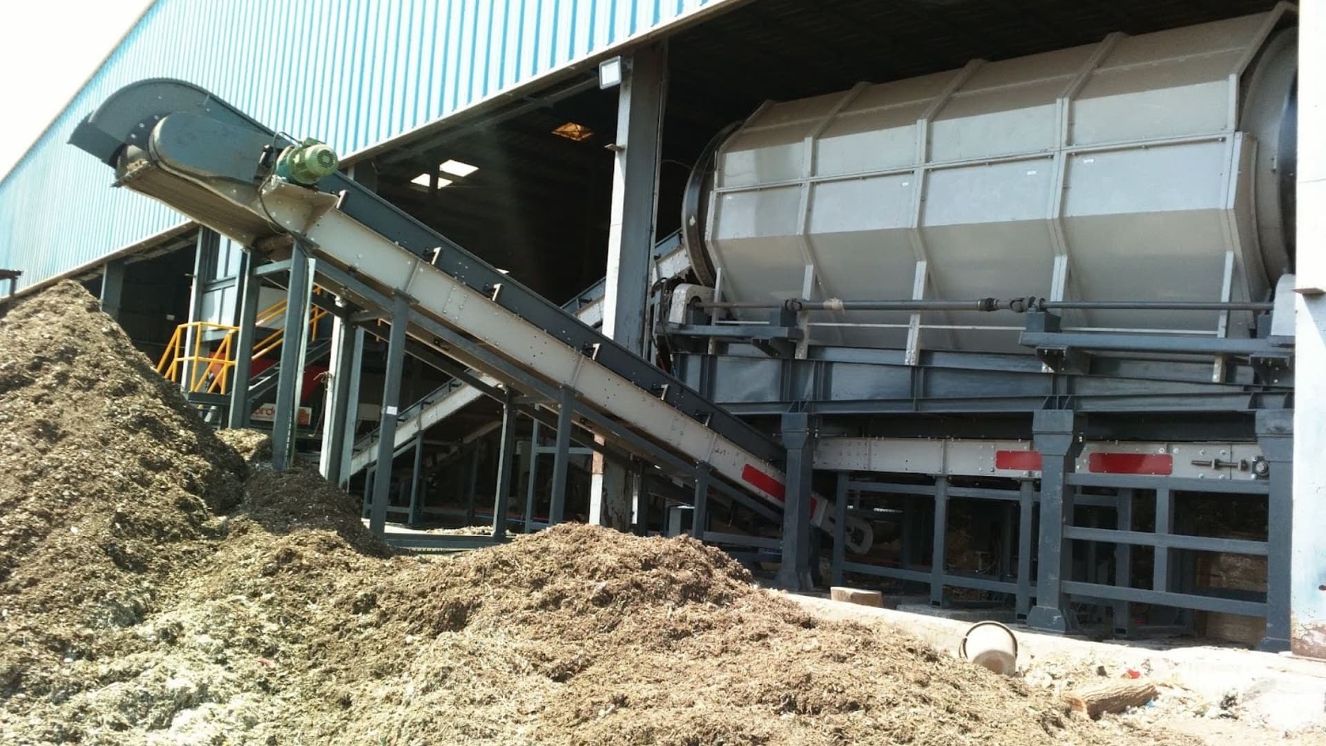 Screening and conveying line producing refuse-derived fuel